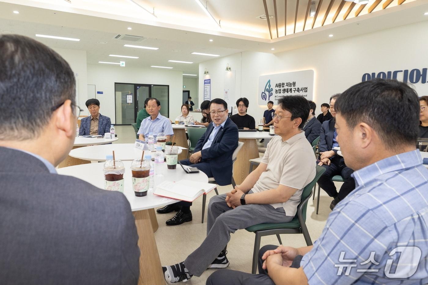 본문 이미지 - 정헌율 전북 익산시장이 19일 익산시 어양동 'AI 디지털 혁신센터'에서 입주기업 대표 등과 간담회를 갖고 있다.(익산시 제공. 재판매 및 DB 금지)