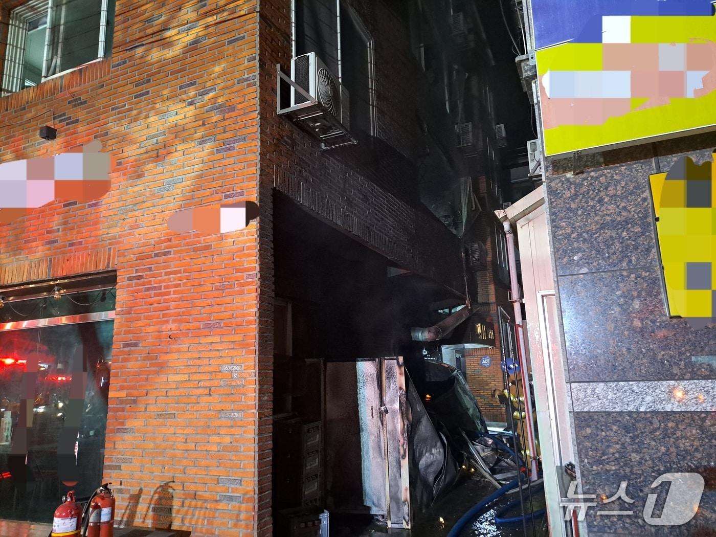 본문 이미지 - 18일 오후 8시 8분쯤 경산시 진량읍 한 원룸 건물 1층 창고에서 불이 나 1시간만에 진화했지만, 9명이 연기를 흡입하는 등 경상을 입었다.(경북소방본부 제공. 재판매 및 DB 금지)2026.5.19/뉴스1