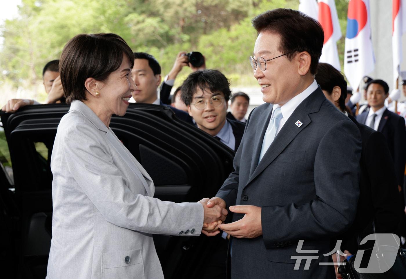 본문 이미지 - 이재명 대통령이 19일 경북 안동의 한 호텔에서 방한한 다카이치 사나에 일본 총리를 영접하고 있다. (청와대통신사진기자단) 2026.5.19 ⓒ 뉴스1 허경 기자