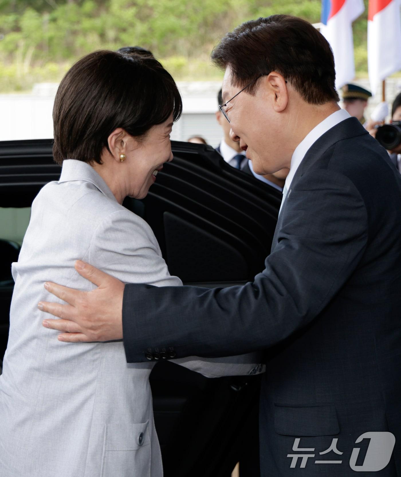 본문 이미지 - 이재명 대통령이 19일 경북 안동의 한 호텔에서 방한한 다카이치 사나에 일본 총리를 영접하고 있다. (청와대통신사진기자단) 2026.5.19 ⓒ 뉴스1 허경 기자