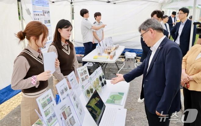 본문 이미지 - 19일 전주생명과학고등학교에서 열린 ‘제55년차 전북영농학생축제’에 참가한 유정기 전북교육감 권한대행이 학생들을 격려하고 있다.(전북교육청 제공, 재판매 및 DB 금지)/뉴스1