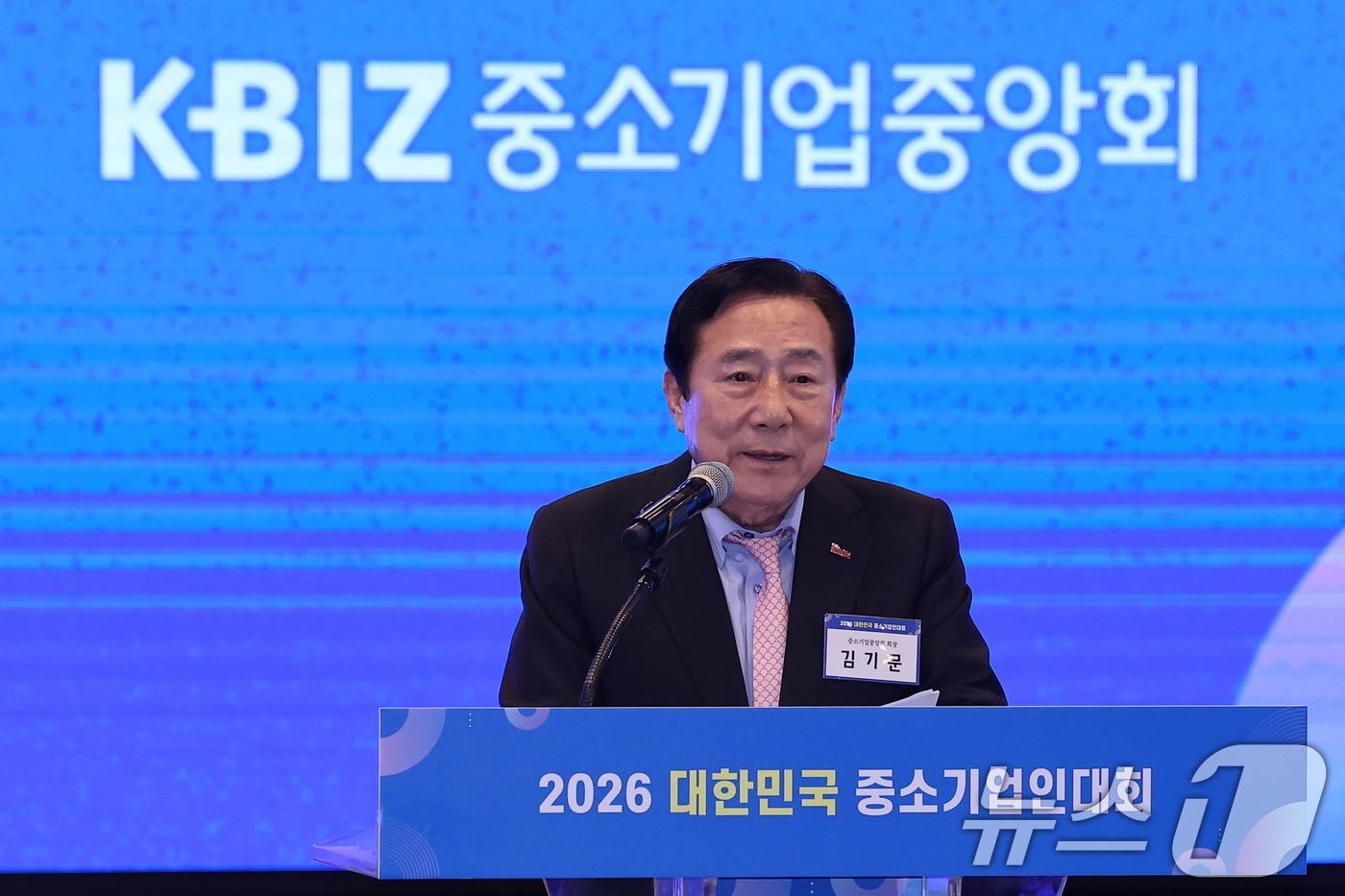 본문 이미지 - 김기문 중소기업중앙회장이 19일 서울 영등포구 여의도 중소기업중앙회 K-BIZ홀에서 열린 2026 대한민국 중소기업인 대회에서 대회사를 하고 있다. 2026.5.19 ⓒ 뉴스1 김성진 기자