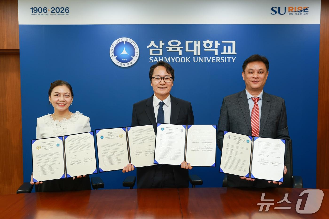 본문 이미지 - 삼육대는 지난 13일 교내 백주년기념관 대회의실에서 다낭외국어대, 다낭사범대와 통합형 글로벌 교육봉사 공동 수행을 위한 업무협약(MOU)을 체결했다. (사진 왼쪽부터)다낭사범대 딘 티 미 한 부총장, 삼육대 제해종 총장, 다낭외국어대 응우옌 반 롱 총장.(삼육대 제공)