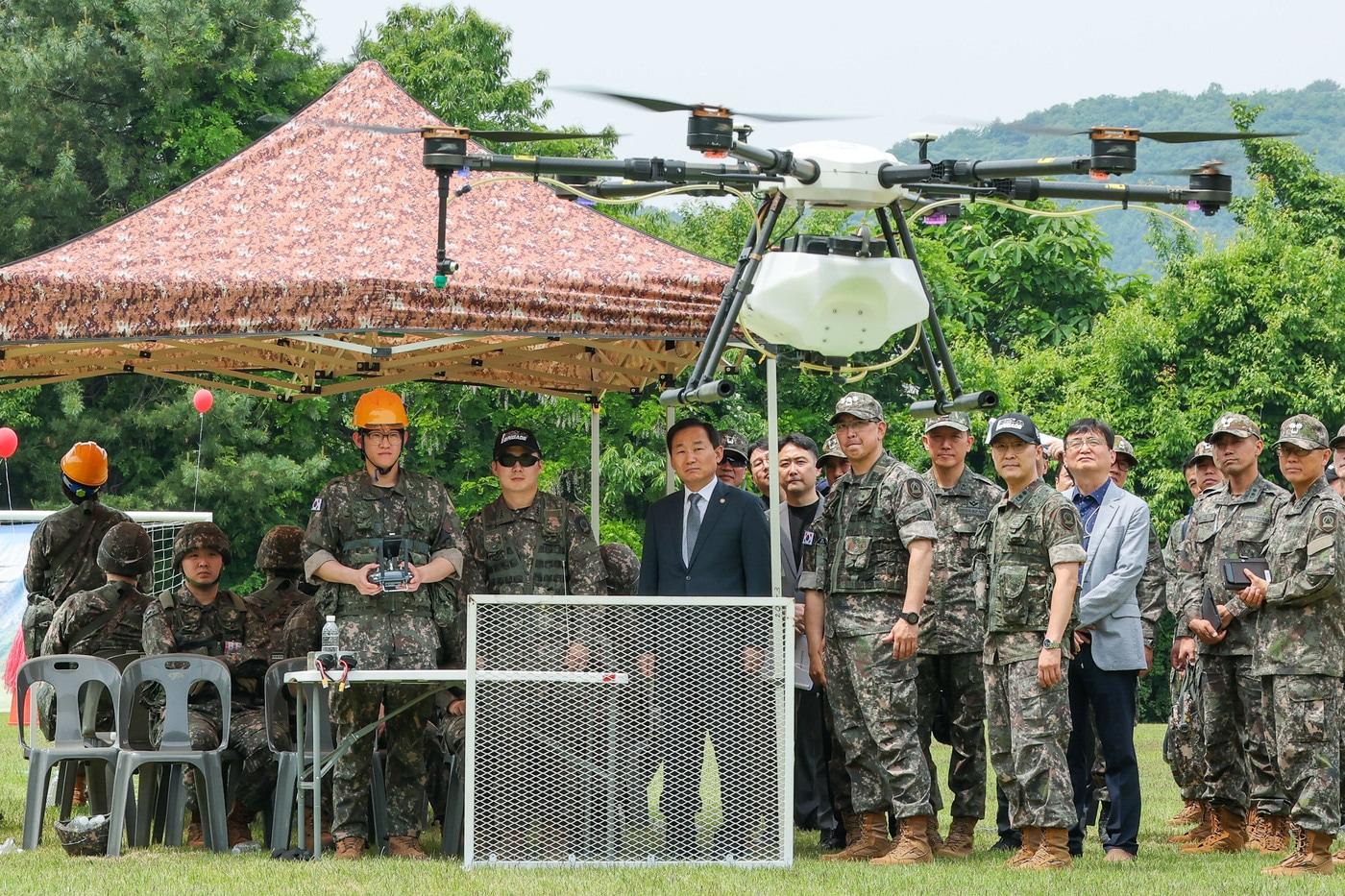 본문 이미지 - 이두희 국방부 차관이 19일 오전 육군 72보병사단을 방문해 첨단 드론을 활용한 예비군 동원훈련 현장을 확인하고 있다.(국방부 제공)