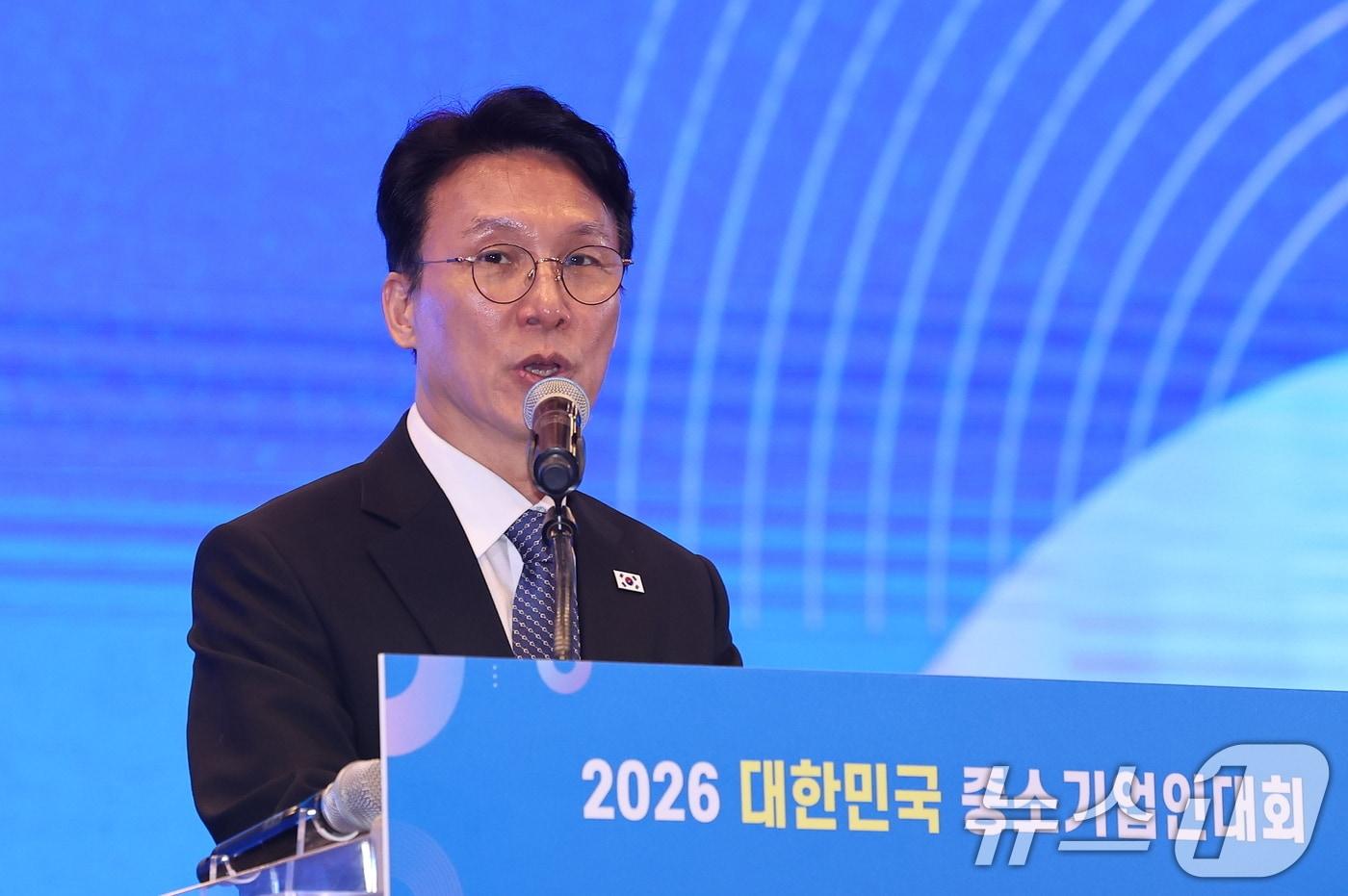 본문 이미지 - 김민석 국무총리가 19일 서울 영등포구 여의도 중소기업중앙회 K-BIZ홀에서 열린 2026 대한민국 중소기업인 대회에서 격려사를 하고 있다. 2026.5.19 ⓒ 뉴스1 김성진 기자