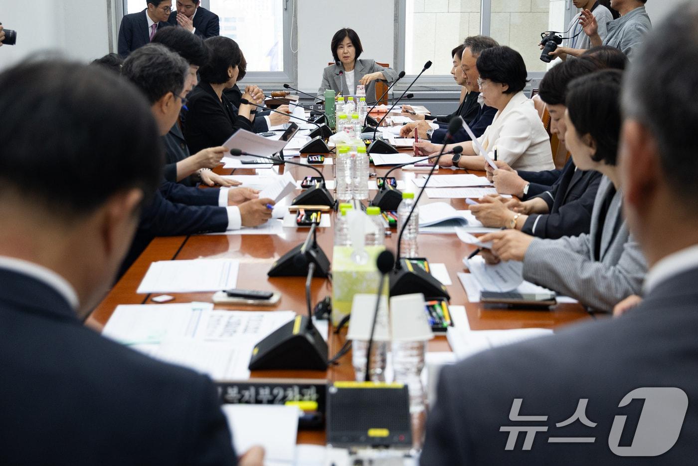 본문 이미지 - 김미애 국회 보건복지위원회 법안심사제1소위원장이 19일 서울 여의도 국회에서 열린 제435회 국회(임시회) 보건복지위원회 제1차 법안심사제1소위원회에서 의사진행을 하고 있다. 2026.5.19 ⓒ 뉴스1 유승관 기자
