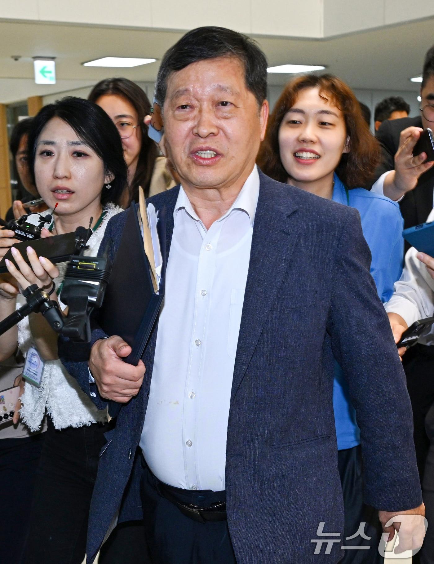 본문 이미지 - 박수근 중앙노동위원장이 삼성전자 노조의 총파업 예고 시한을 이틀 앞둔 19일 정부세종청사 중앙노동위원회에서 열린 삼성전자 2차 사후조정 2일차 오후회의에 참석하며 취재진의 질문에 답하고 있다. (공동취재) 2026.5.19 ⓒ 뉴스1 오대일 기자