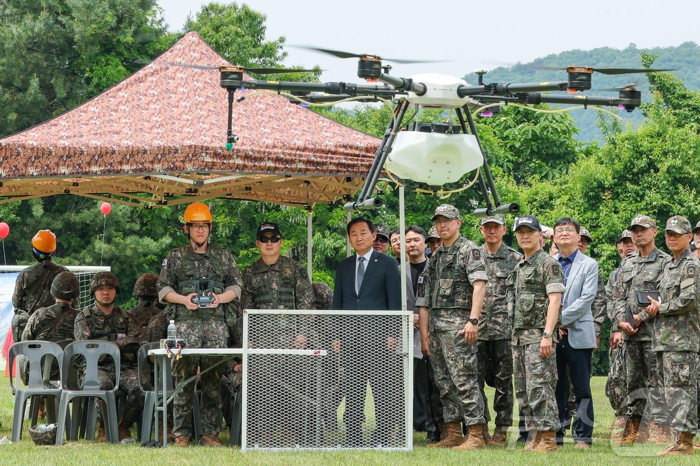 본문 이미지 - 이두희 국방부 차관이 지난달 19일 오전 육군 72보병사단을 방문해 첨단 드론을 활용한 훈련 현장을 확인하고 있다. (국방부 제공. 재판매 및 DB 금지) ⓒ 뉴스1