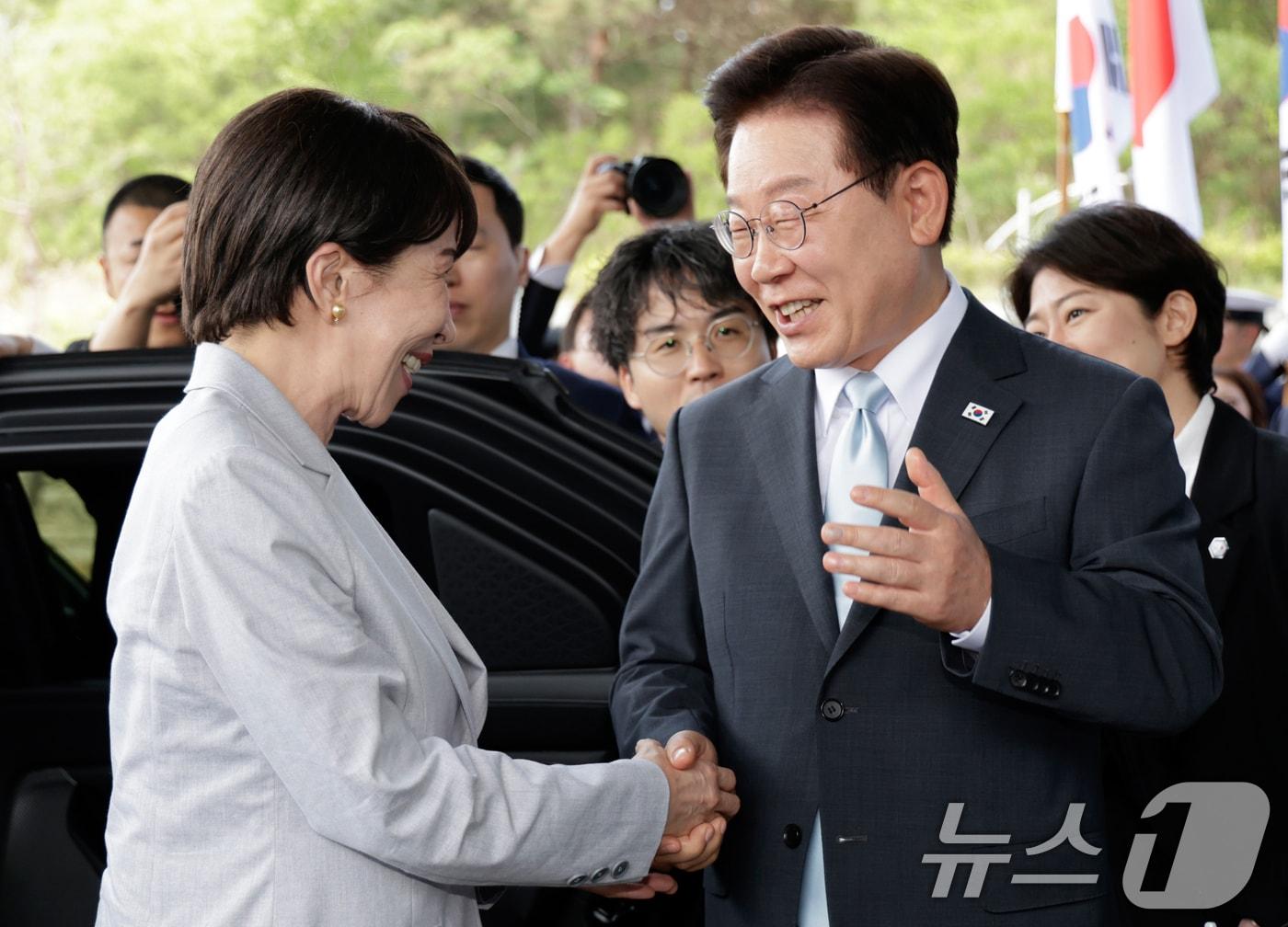 본문 이미지 - 이재명 대통령이 19일 경북 안동의 한 호텔에서 방한한 다카이치 사나에 일본 총리를 영접하고 있다. (청와대통신사진기자단) 2026.5.19 ⓒ 뉴스1 허경 기자