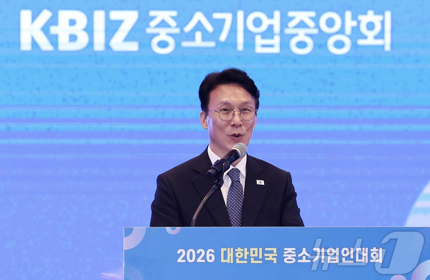 본문 이미지 - 김민석 국무총리가 19일 서울 영등포구 여의도 중소기업중앙회 K-BIZ홀에서 열린 2026 대한민국 중소기업인 대회에서 격려사를 하고 있다. 2026.5.19 ⓒ 뉴스1 김성진 기자