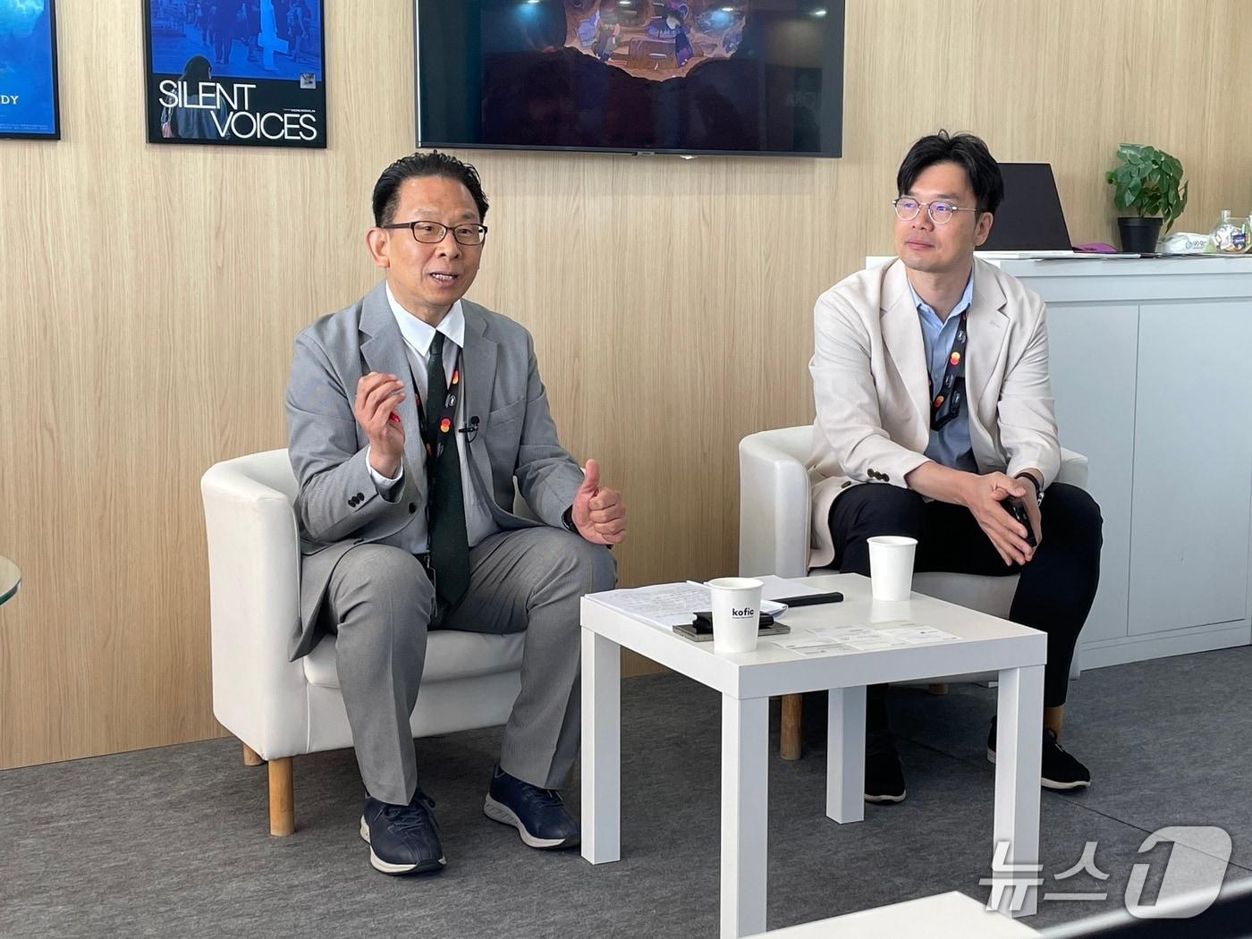 본문 이미지 - 한상준 영화진흥위원장(왼쪽), 김영구 영화진흥위원회 국제사업팀장/정유진 기자
