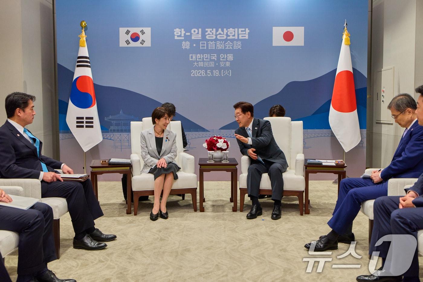 본문 이미지 - 이재명 대통령과 다카이치 사나에 일본 총리가 19일 경북 안동의 한 호텔에서 소인수 회담을 하고 있다. (청와대통신사진기자단) 2026.5.19 ⓒ 뉴스1 허경 기자