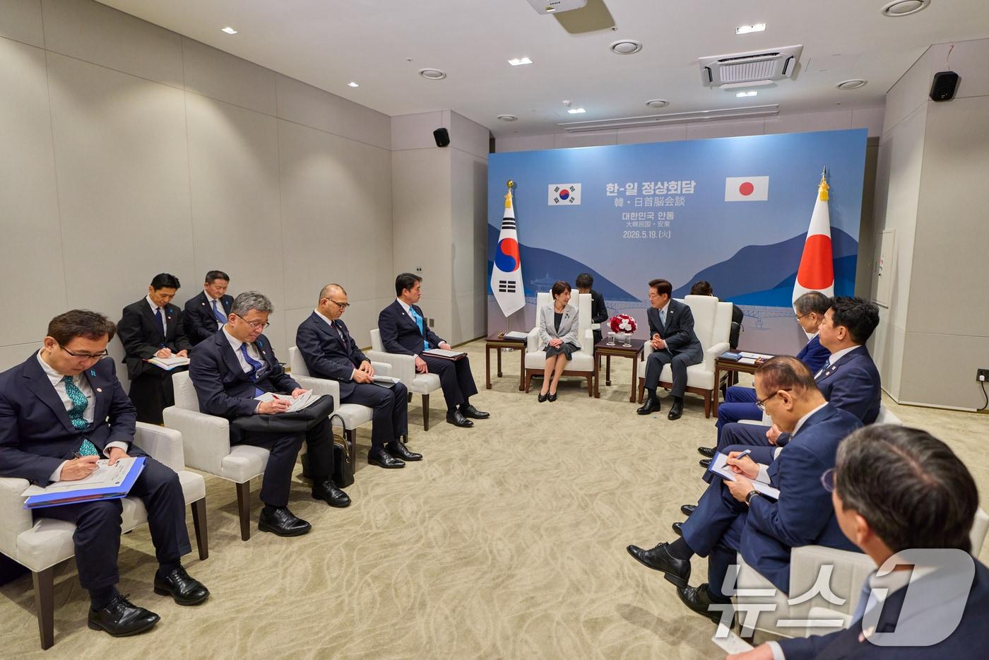 본문 이미지 - 이재명 대통령과 다카이치 사나에 일본 총리가 19일 경북 안동의 한 호텔에서 소인수 회담을 하고 있다. (청와대통신사진기자단) 2026.5.19 ⓒ 뉴스1 허경 기자