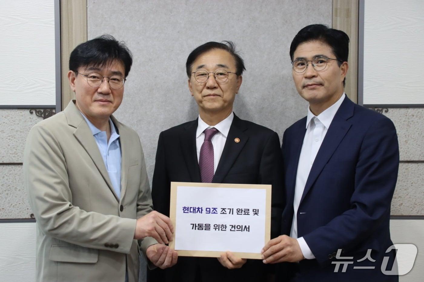 본문 이미지 - 이원택 더불어민주당 전북도지사 후보(오른쪽 첫번째)와 김재준 군산시장 후보(왼쪽 첫번째)가 김윤덕 장관을 만나 현대차의 새만금 9조 투자의 조기 완료를 건의하고 있다.(선거사무실제공, 재판매 및 DB금지)2026.5.19/뉴스1