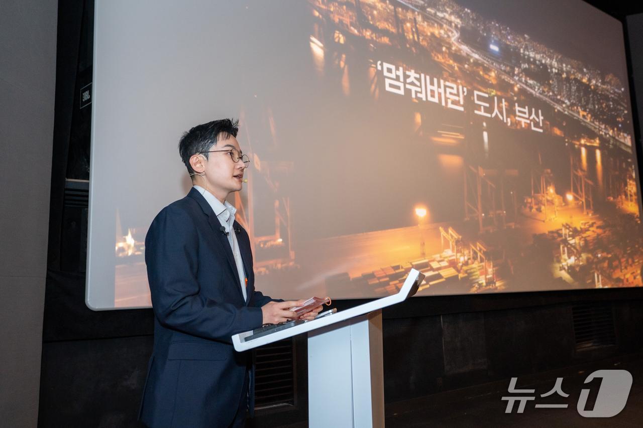 본문 이미지 - 정이한 개혁신당 부산시장 후보가 19일 부산 연제구 아시아드CGV에서 비전발표회를 진행하고 있다.(정이한 후보 선거사무소 제공. 재판매 및 DB금지)