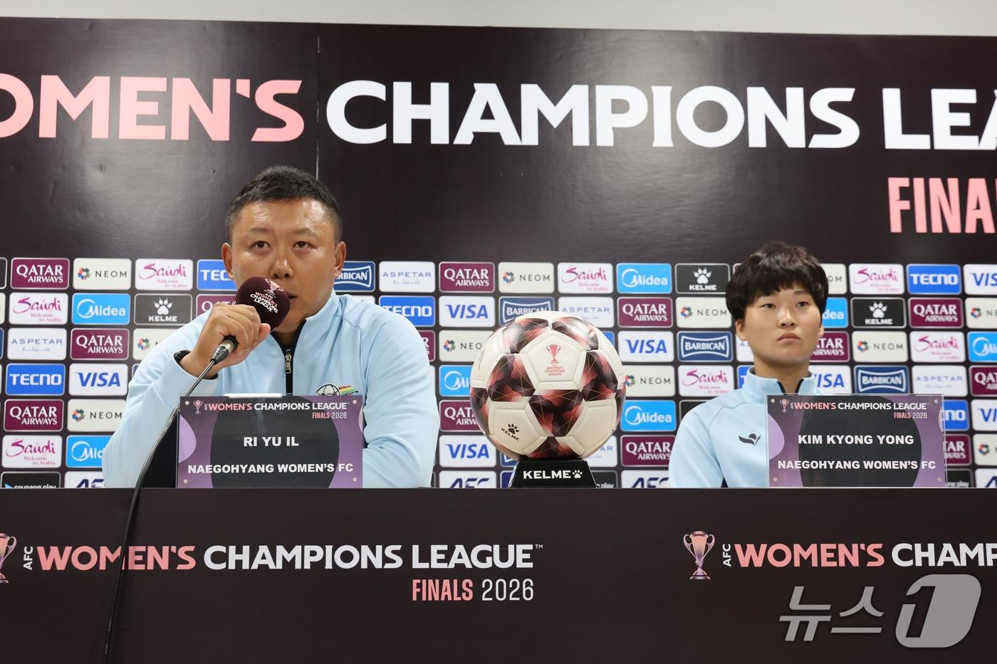 본문 이미지 - 리유일 북한 내고향여자축구단 감독이 19일 경기 수원시 수원종합운동장에서 열린 2025~2026시즌 아시아축구연맹(AFC) 여자 챔피언스리그(AWCL) 4강전 기자회견에서 발언하고 있다. (공동취재) 2026.5.19 ⓒ 뉴스1 김영운 기자