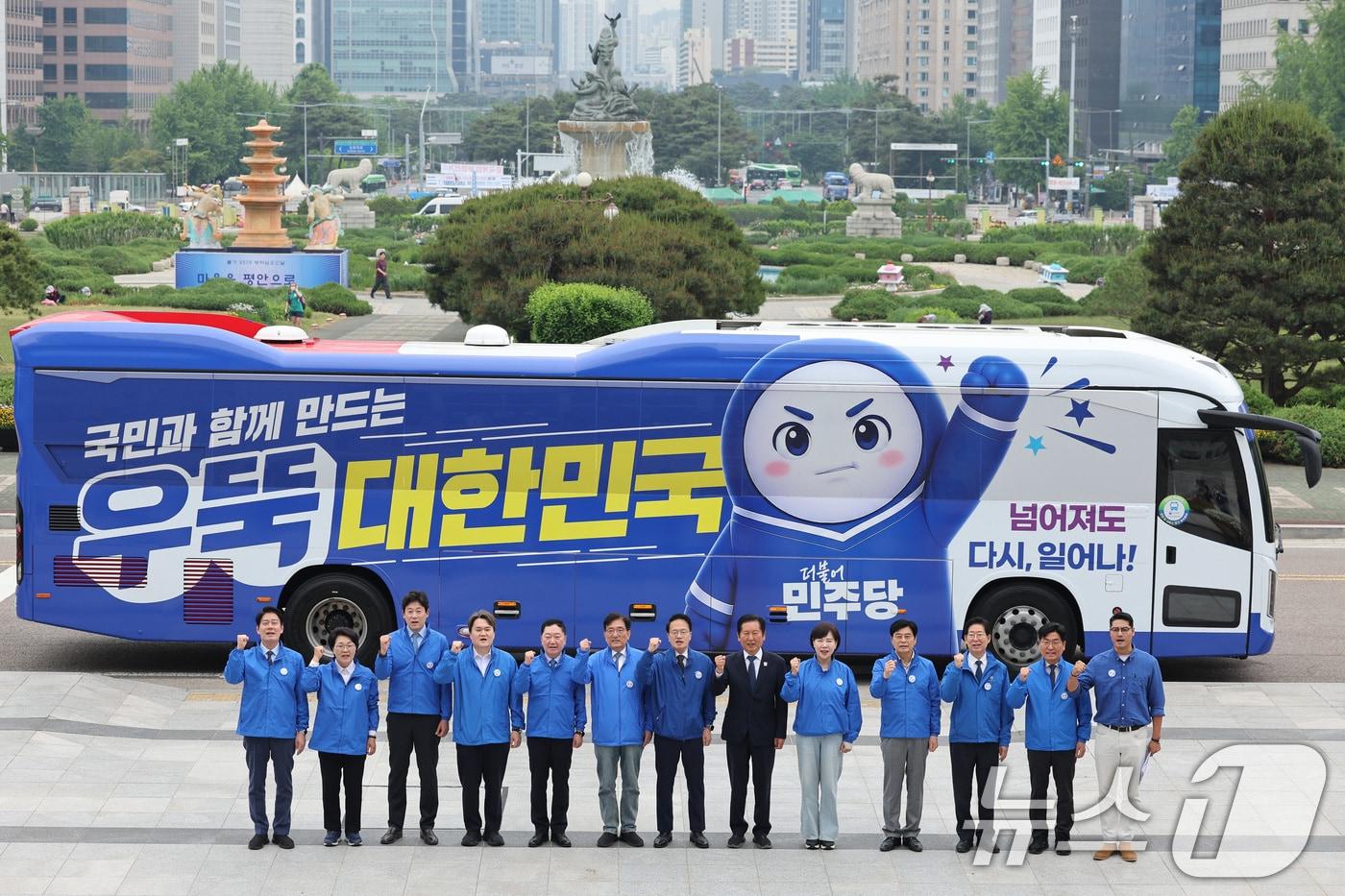 본문 이미지 - 정청래 더불어민주당 대표가 19일 서울 여의도 국회에서 열린 대한민국 국가정상화 중앙선거대책위원회 오뚝유세단 출정식에서 참석자들과 기념촬영을 하고 있다. 2026.5.19 ⓒ 뉴스1 신웅수 기자