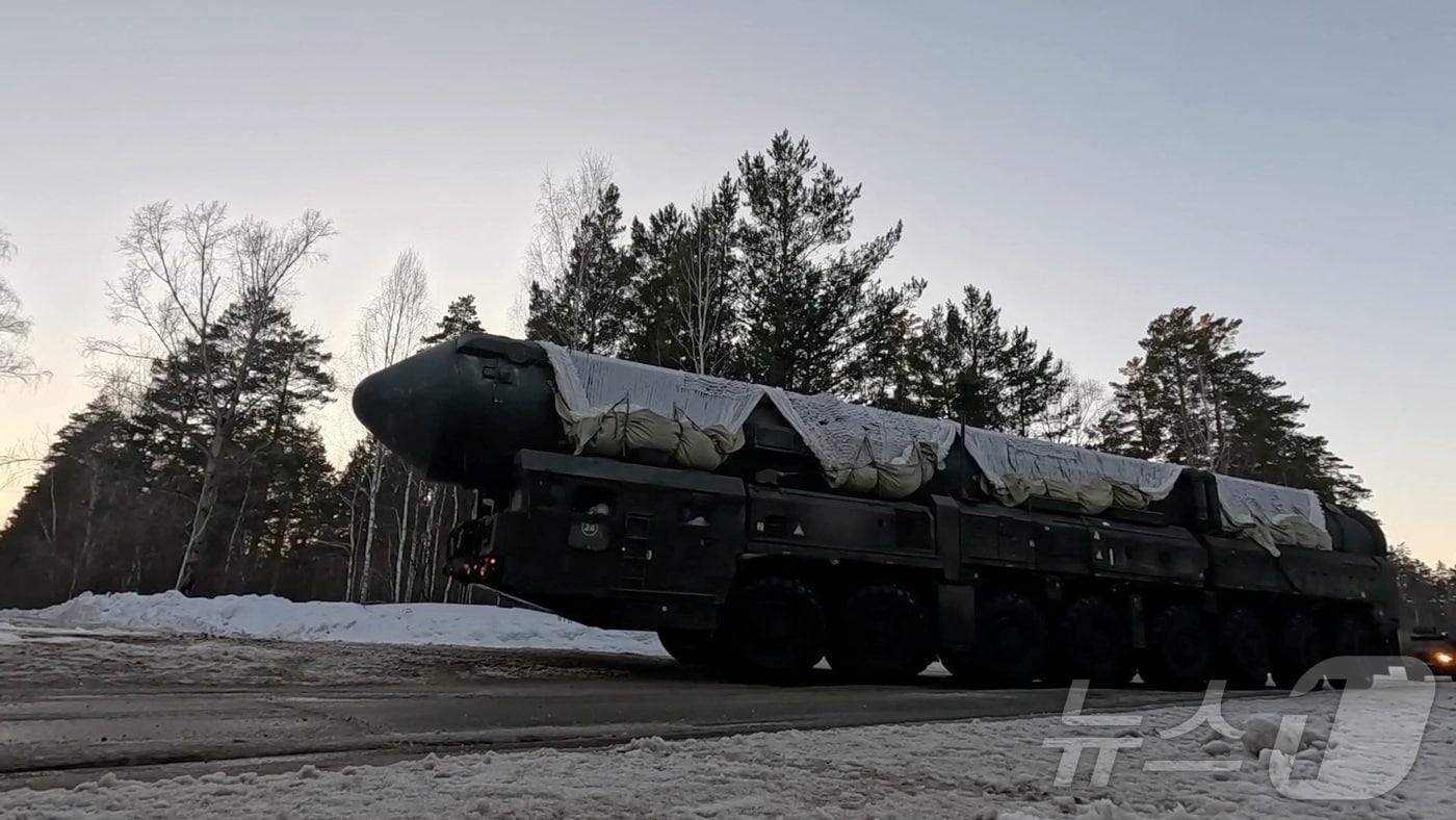 본문 이미지 - 러시아 전략미사일군의 '야르스' 대륙간탄도미사일(ICBM) 이동식 발사대. 2026.04.02. ⓒ 로이터=뉴스1