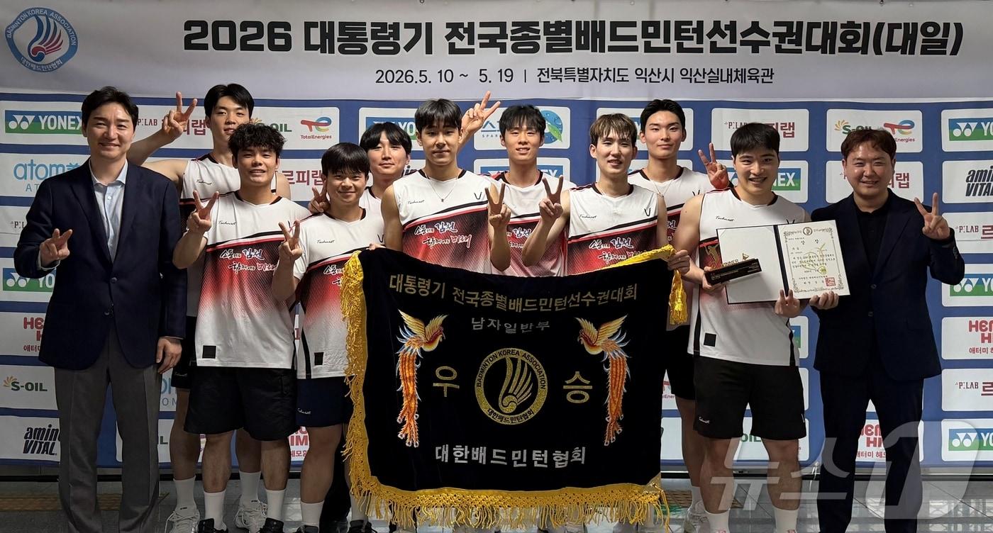 본문 이미지 - 대통령기 전국종별배드민턴선수권대회에서 금메달을 딴 김천시청 배드민턴단 선수들이 19일 기념사진을 찍고 있다. (김천시 제공. 재판매 및 DB금지) ⓒ 뉴스1 정우용 기자