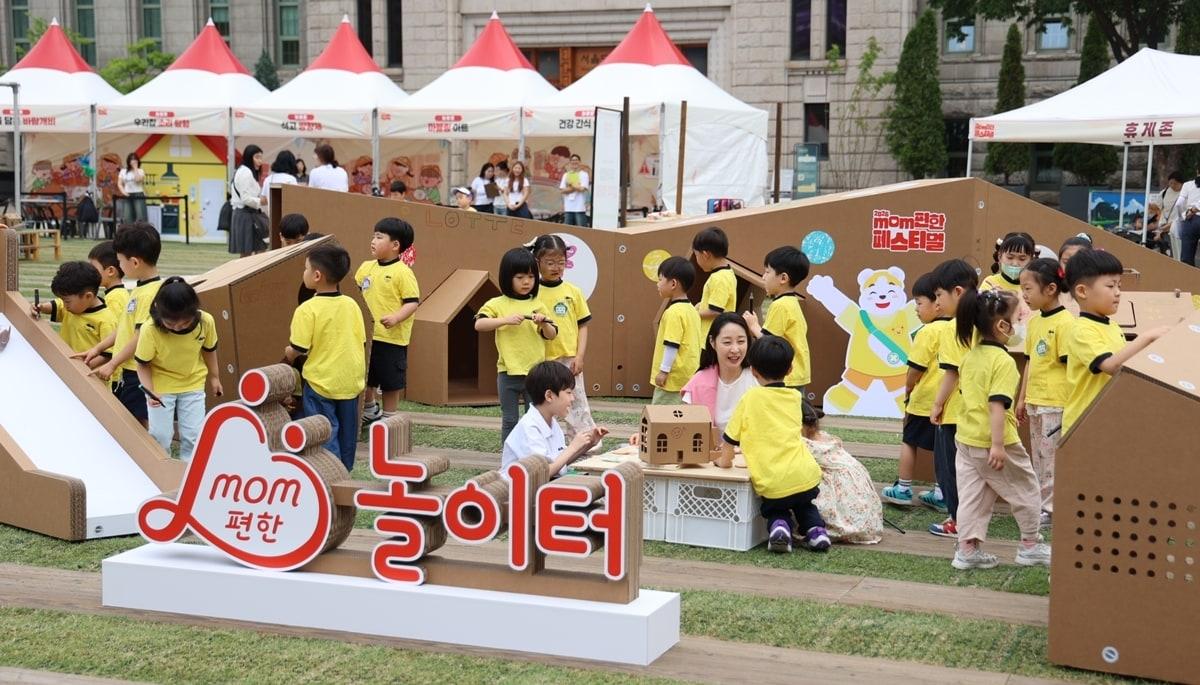 본문 이미지 -  19일 '롯데 mom(맘)편한 페스티벌' 행사장을 찾은 어린이들이 맘편한 놀이터에서 체험을 하고 있다.(롯데 제공).