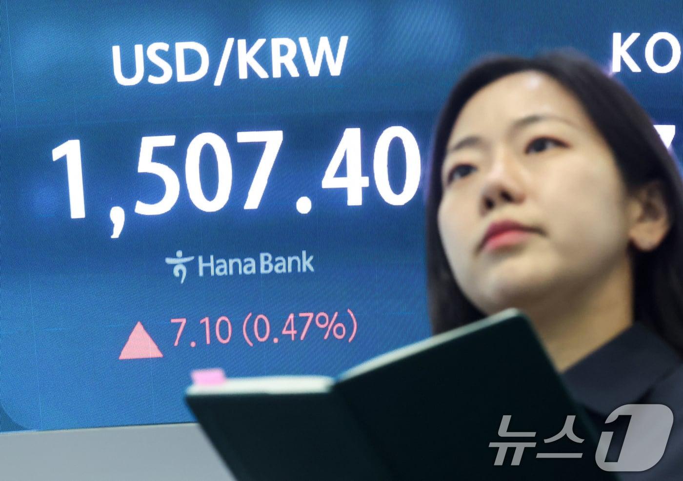 본문 이미지 - 원·달러 환율이 다시 1500원대를 기록한 19일 오후 서울 중구 하나은행 본점 딜링룸 전광판에 원·달러 환율이 표시되고 있다. 2026.5.19 ⓒ 뉴스1 임지훈 인턴기자
