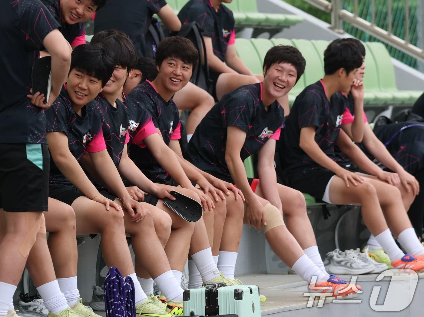 본문 이미지 - 북한 내고향여자축구단 선수들이 19일 경기 수원시 수원월드컵경기장 보조경기장에서 아시아축구연맹(AFC) 여자 챔피언스리그(AWCL) 4강 경기를 앞두고 공식 훈련을 하고 있다. 내고향은 20일 오후 7시 같은 장소에서 열리는 이번 대회 준결승에서 수원FC위민과 맞붙는다. 2026.5.19 ⓒ 뉴스1 박지혜 기자