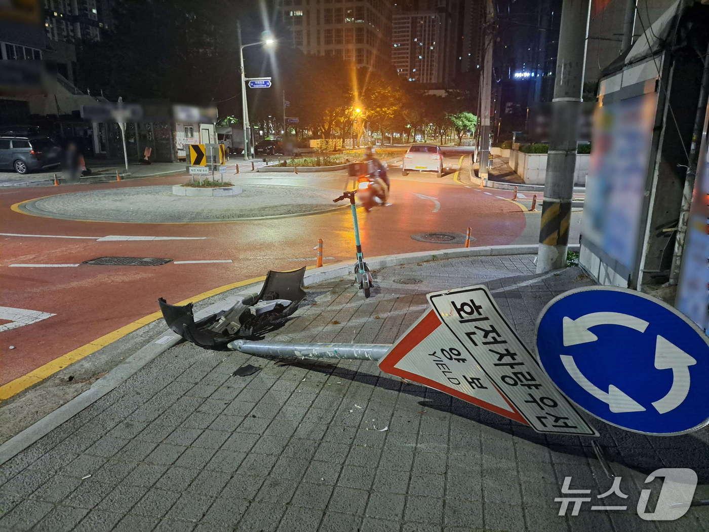 본문 이미지 - 19일 오전 1시 40분쯤 부산 연제구 거제동 한 회전교차로 인근 도로에서 승용차를 운전하던 30대가 도로변 교통표지판을 들이받는 사고를 냈다. 사진은 사고 현장 모습. (연제경찰서 제공. 재판매 및 DB금지)