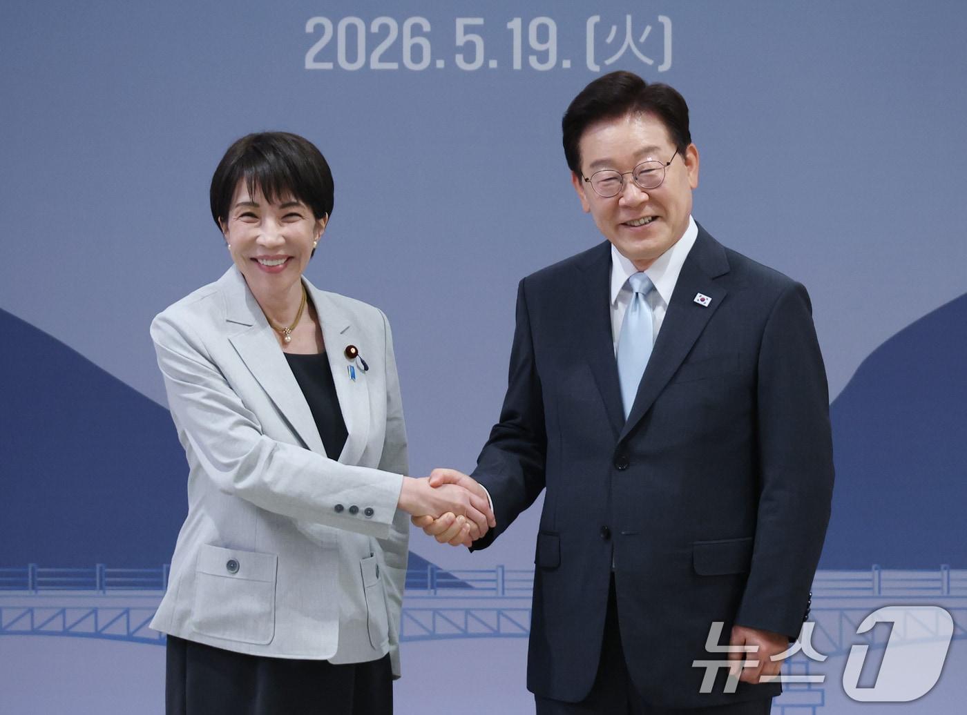 본문 이미지 - 이재명 대통령과 다카이치 사나에 일본 총리가 19일 경북 안동의 한 호텔에서 열린 한일 확대 정상회담에 앞서 기념촬영을 하고 있다. (청와대통신사진기자단) 2026.5.19 ⓒ 뉴스1 허경 기자