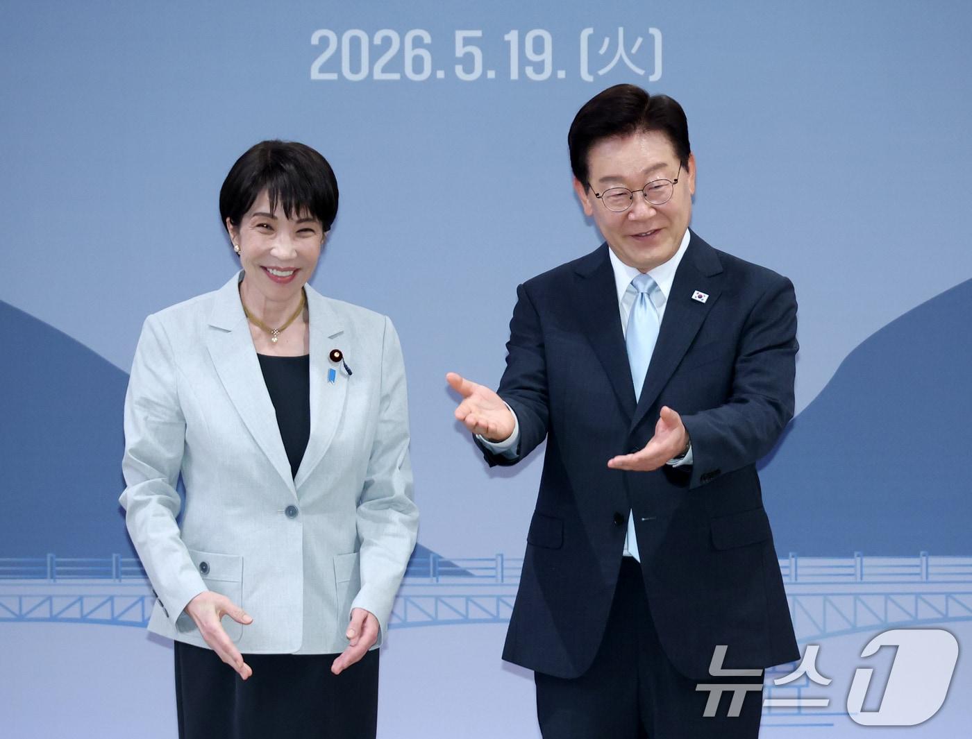 본문 이미지 - 이재명 대통령이 19일 경북 안동의 한 호텔에서 열린 한일 확대 정상회담에 앞서 다카이치 사나에 일본 총리의 자리를 권하고 있다. (청와대통신사진기자단) 2026.5.19 ⓒ 뉴스1 허경 기자
