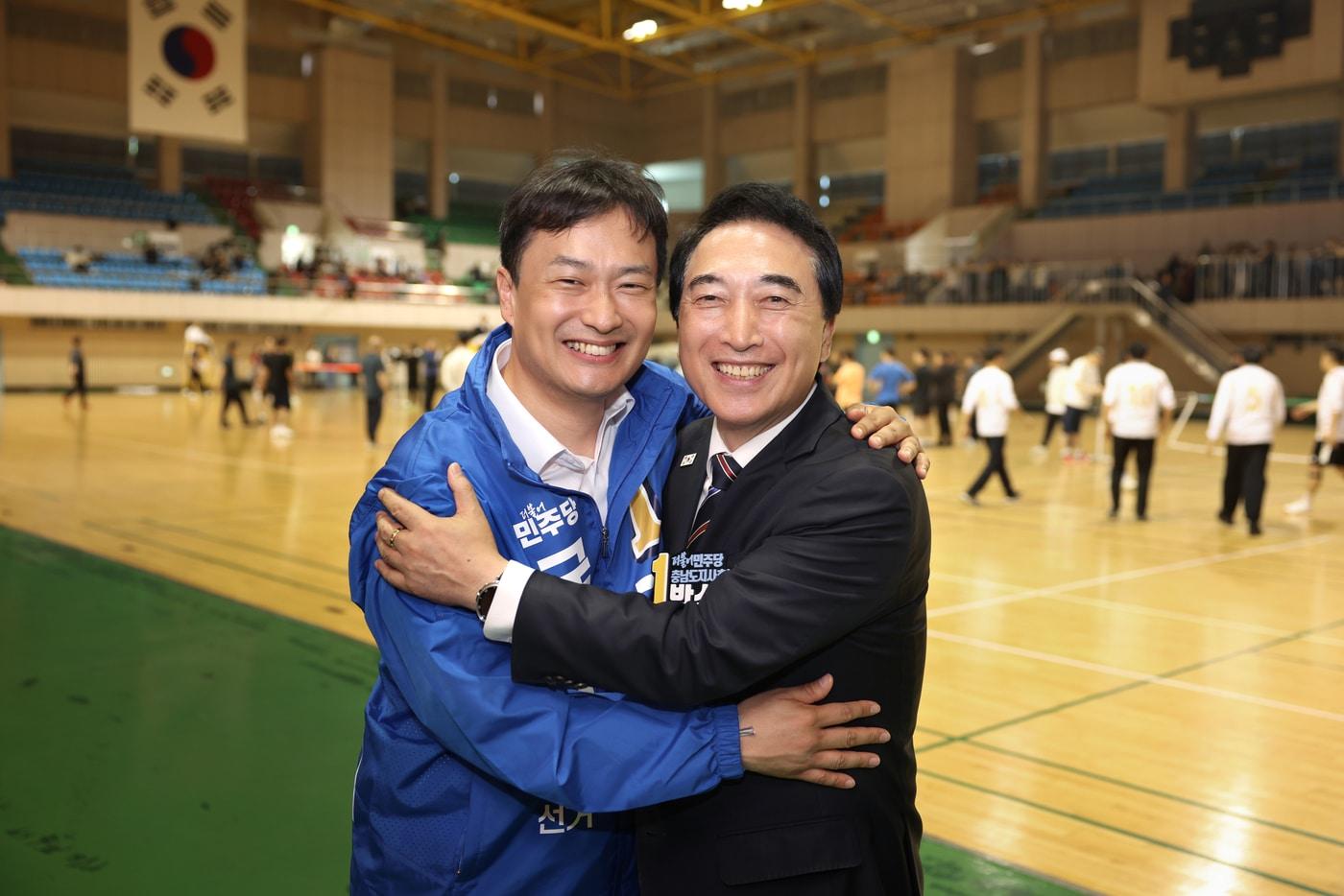 본문 이미지 - 더불어민주당 김영빈 충남 공주·부여·청양 국회의원 보궐선거 후보(왼쪽)와 박수현 충남지사 후보(김영빈 후보 캠프 제공).