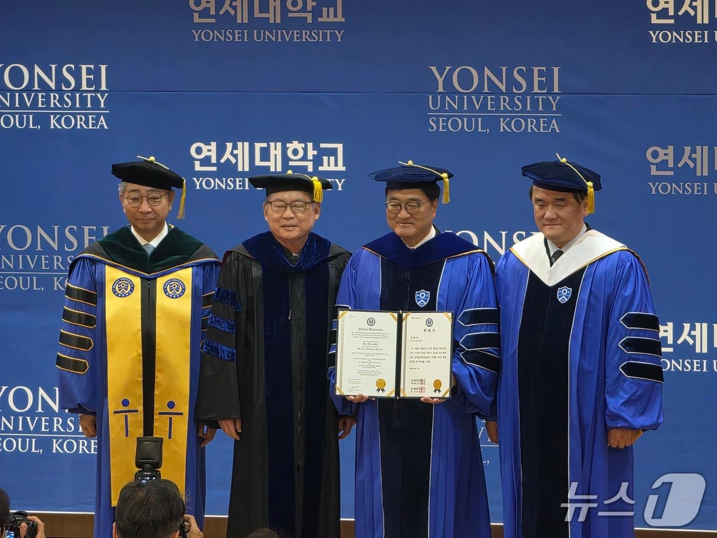 본문 이미지 - 왼쪽부터 윤동섭 연세대 총장, 허동수 연세대 이사장, 우원식 국회의장, 김현철 연세대 대학원장. 2026.5.19 ⓒ 뉴스1 권준언 기자