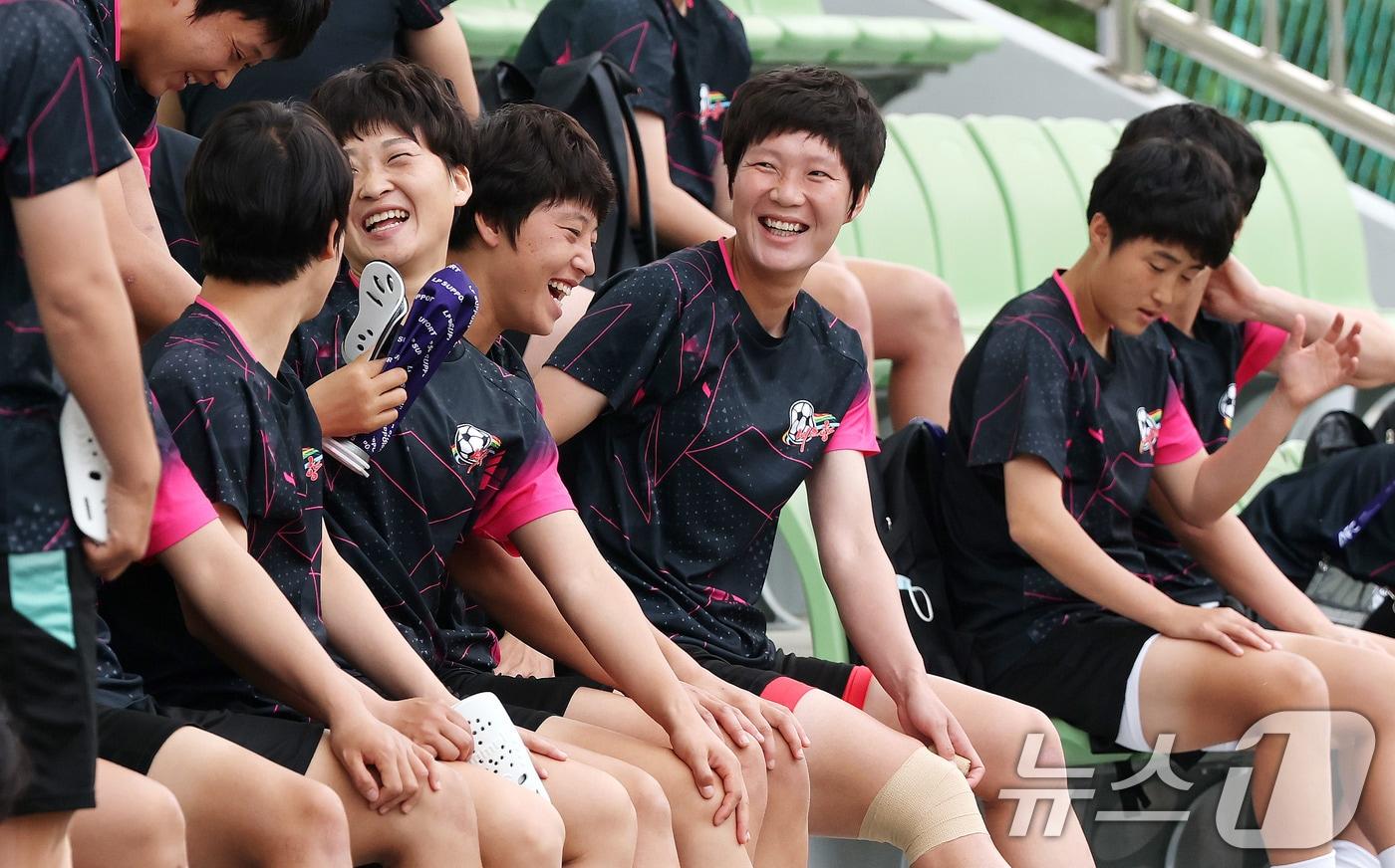 본문 이미지 - 북한 내고향여자축구단 선수들이 19일 경기 수원시 수원월드컵경기장 보조경기장에서 아시아축구연맹(AFC) 여자 챔피언스리그(AWCL) 4강 경기를 앞두고 공식 훈련에 앞서 미소를 짓고 있다. 내고향은 20일 오후 7시 같은 장소에서 열리는 이번 대회 준결승에서 수원FC위민과 맞붙는다. 2026.5.19 ⓒ 뉴스1 박지혜 기자