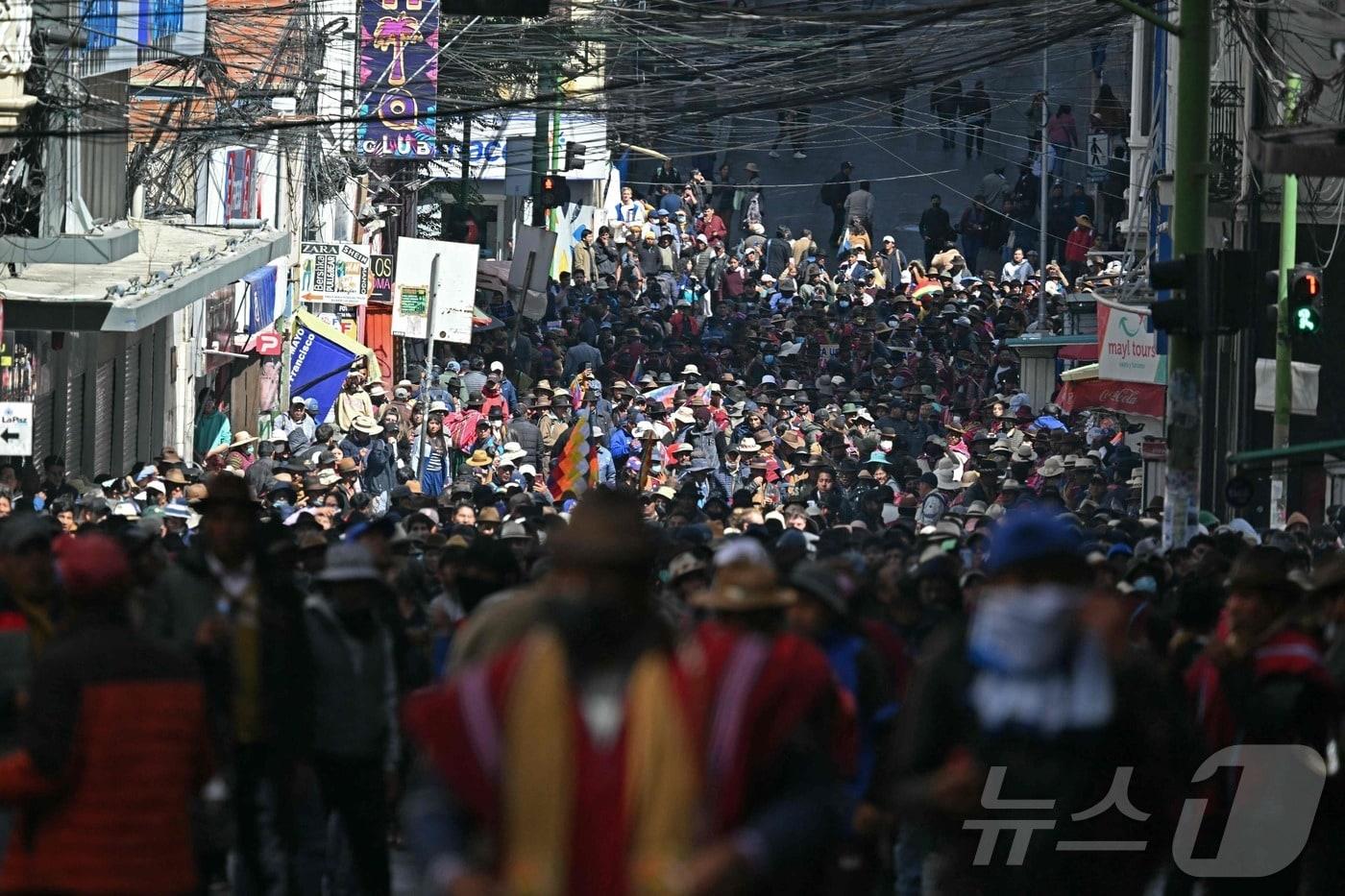 본문 이미지 - 18일(현지시간) 볼리비아 수도 라파스에서 로드리고 파스 대통령 퇴진을 요구하는 시위가 이어졌다. 시민들은 2주째 거리로 나와 도로를 봉쇄하며 식량·의약품·연료 공급을 차단하고 있다. 시위대는 임금 인상과 경제 지원, 국영기업 민영화 중단을 요구하며 보수 성향의 파스 대통령 퇴진을 촉구하고 있다. 2026.05.18.ⓒ AFP=뉴스1