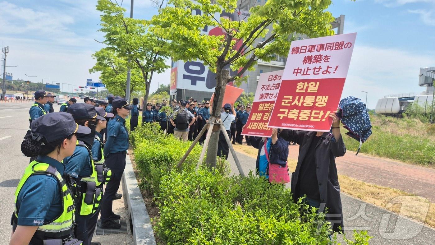 본문 이미지 - 한·일 정상회담이 열린 19일 경북 안동시 풍산면 갈전리 회담장 인근에서 시민단체 회원들이 '한·일 군사동맹 구축 중단' 등이 적힌 피켓을 들고 시위를 벌였다. 2026.5.19 ⓒ 뉴스1 김대벽기자