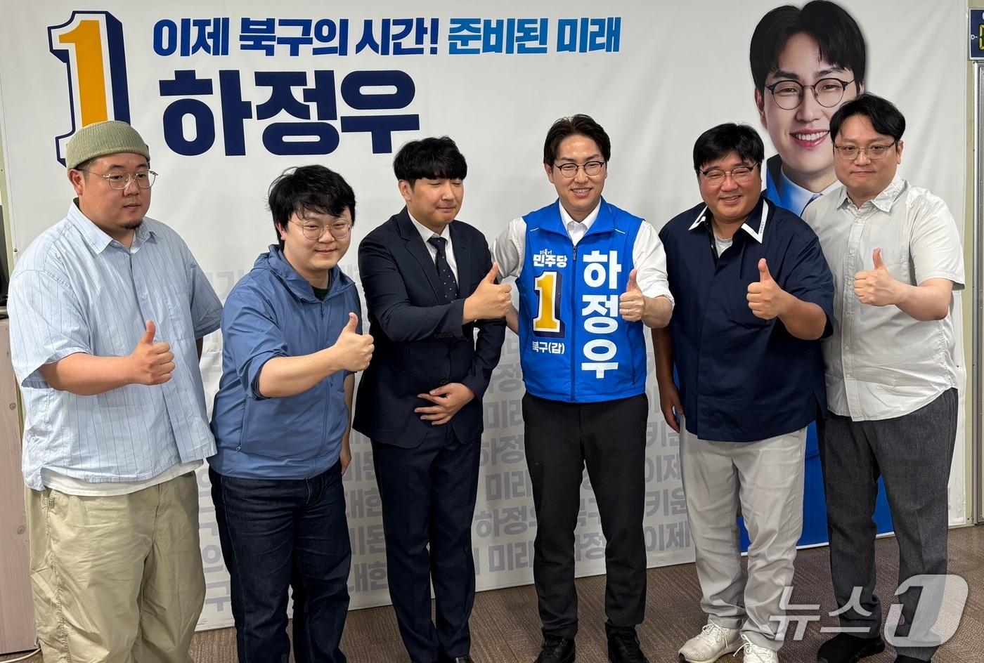 본문 이미지 - 19일 열린 간담회에서 하정우 부산 북구갑 국회의원 후보와 지역 스타트업 대표 등 참석자들이 기념촬영을 하고 있다. 2026.5.19 ⓒ 뉴스1 홍윤 기자