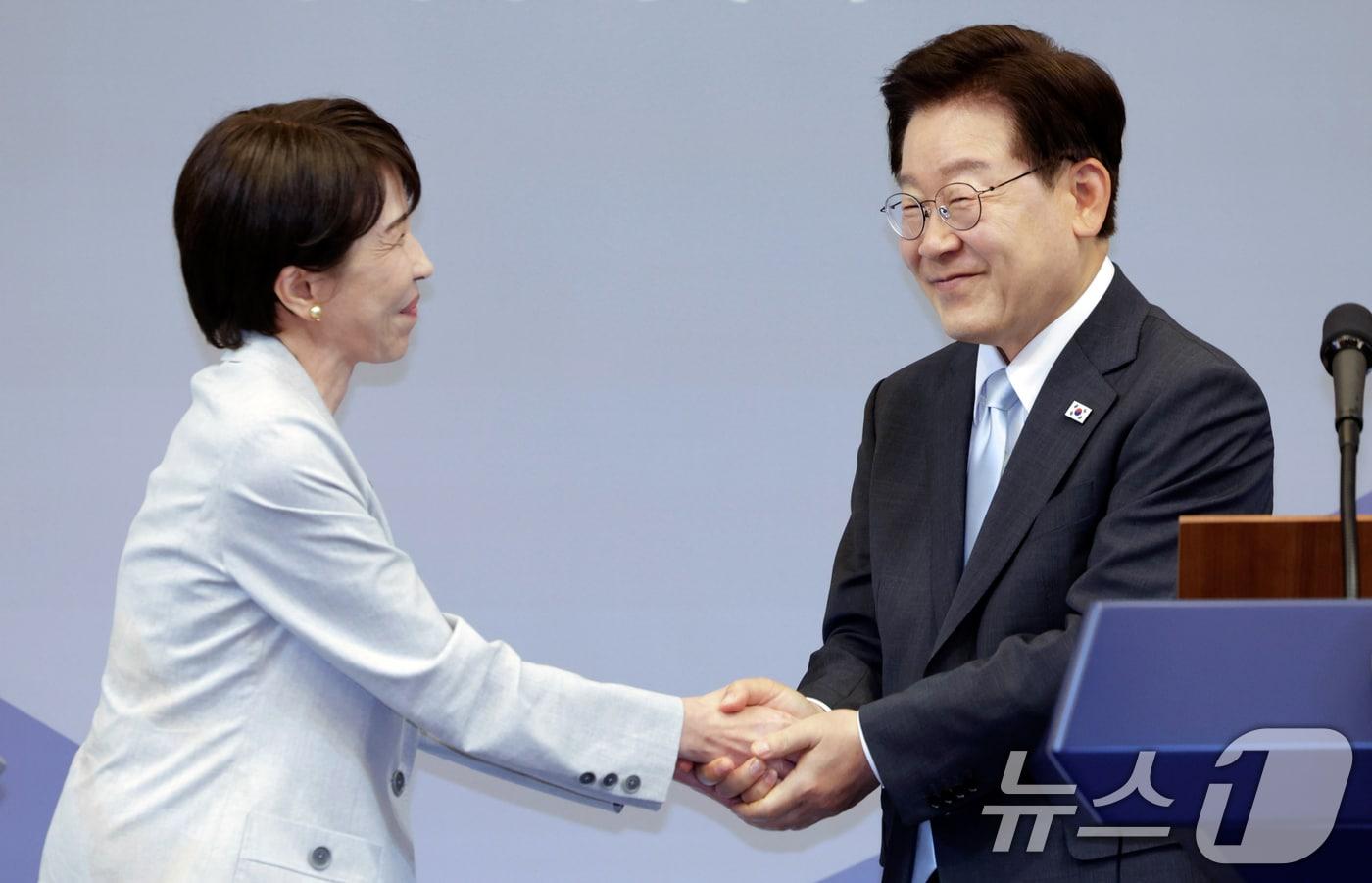 본문 이미지 - 이재명 대통령과 다카이치 사나에 일본 총리가 19일 경북 안동의 한 호텔에서 공동언론발표를 마친 후 악수하고 있다. (청와대통신사진기자단) 2026.5.19 ⓒ 뉴스1 허경 기자