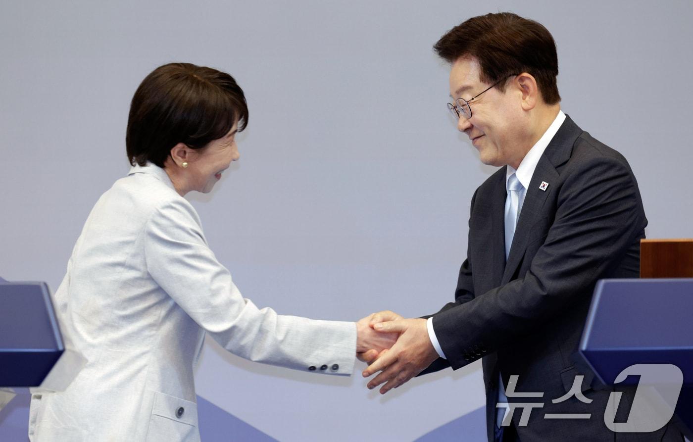 본문 이미지 - 이재명 대통령과 다카이치 사나에 일본 총리가 19일 경북 안동의 한 호텔에서 공동언론발표를 마친 후 악수하고 있다. (청와대통신사진기자단) 2026.5.19 ⓒ 뉴스1 허경 기자