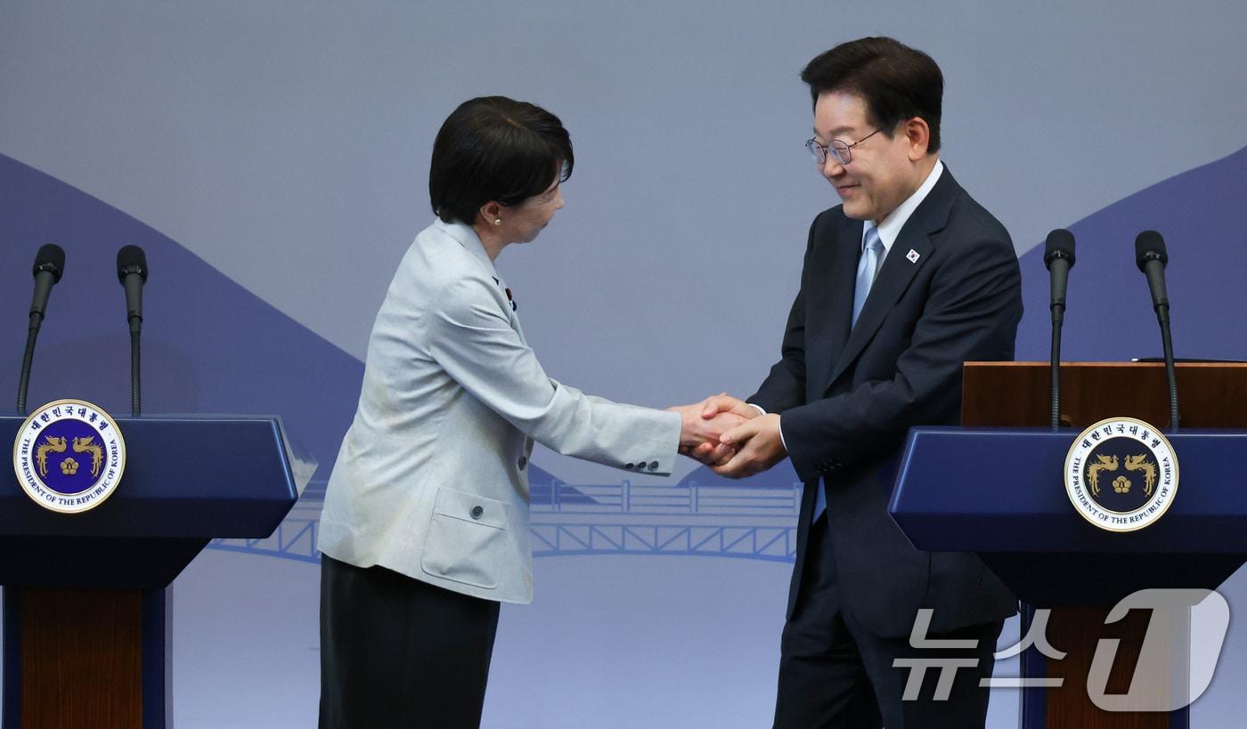 본문 이미지 - 이재명 대통령과 다카이치 사나에 일본 총리가 19일 경북 안동의 한 호텔에서 공동언론발표를 마친 후 악수하고 있다. (청와대통신사진기자단) 2026.5.19 ⓒ 뉴스1 허경 기자