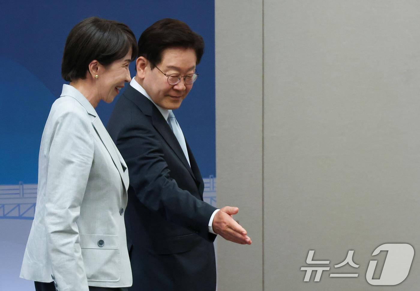 본문 이미지 - 이재명 대통령과 다카이치 사나에 일본 총리가 지난달 19일 경북 안동의 한 호텔에서 공동언론발표를 마친 뒤 이동하고 있다. (청와대통신사진기자단) 2026.5.19 ⓒ 뉴스1 허경 기자