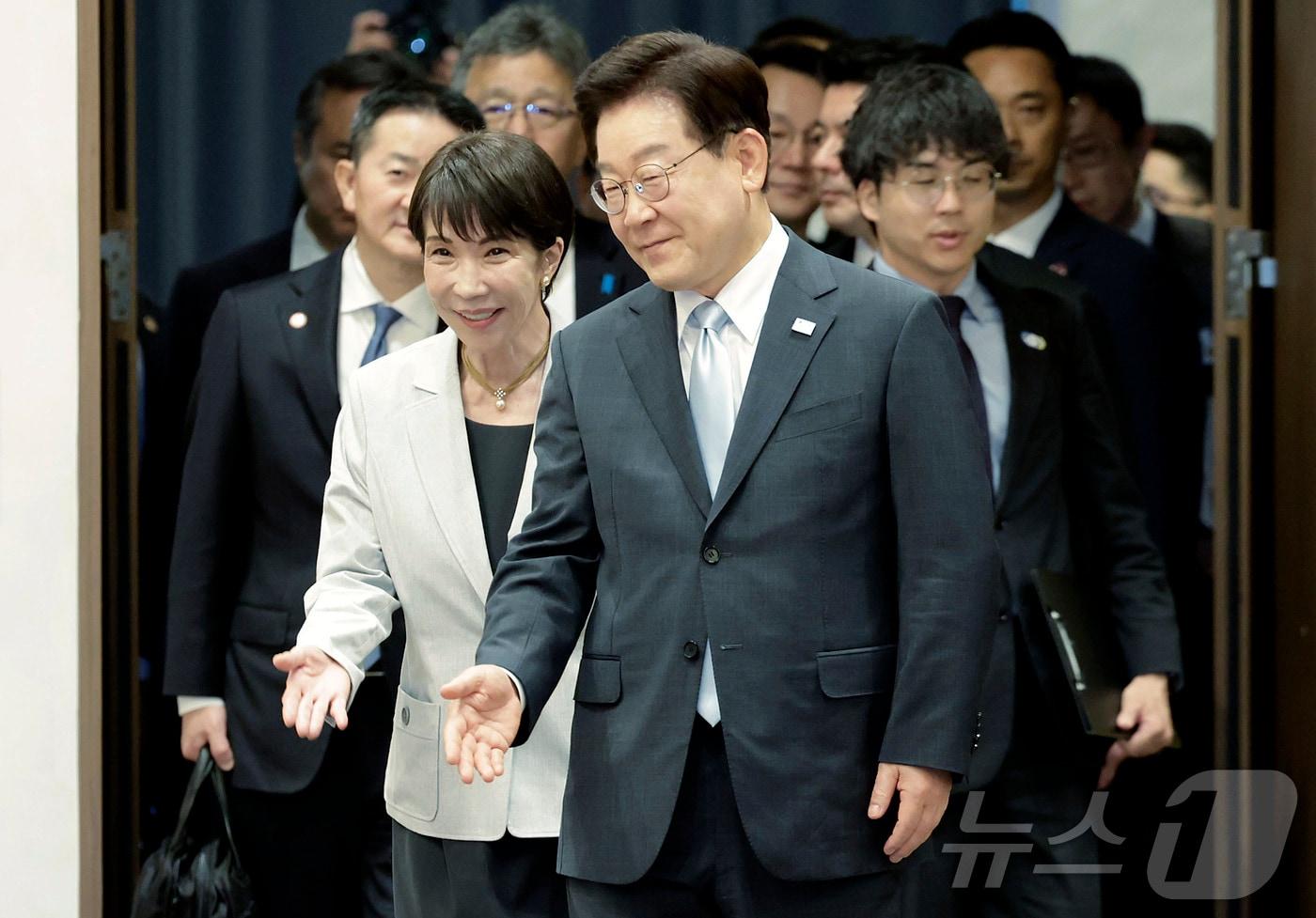 본문 이미지 - 이재명 대통령과 다카이치 사나에 일본 총리가 19일 경북 안동의 한 호텔에서 공동언론발표를 하기 위해 입장하고 있다. (청와대통신사진기자단) 2026.5.19 ⓒ 뉴스1 허경 기자