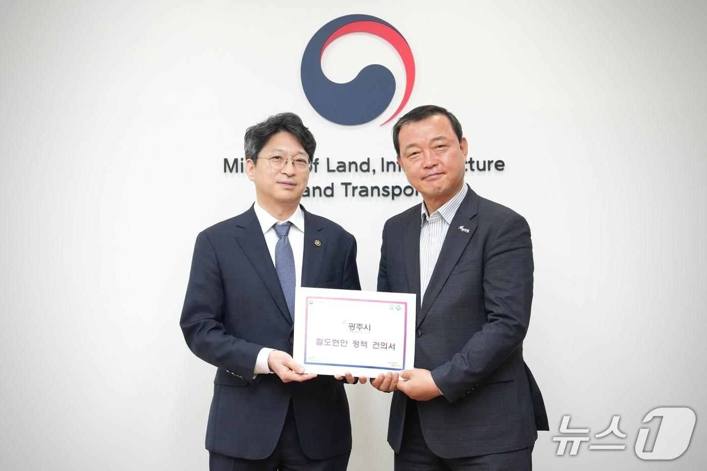 본문 이미지 - 김충범 광주시장 권한대행이 JTX의 민자 적격성조사 통과 및 조기 착공을 촉구하는 시민 서명부를 국토교통부 제2차관에게 전달하고 있다.(광주시 제공)