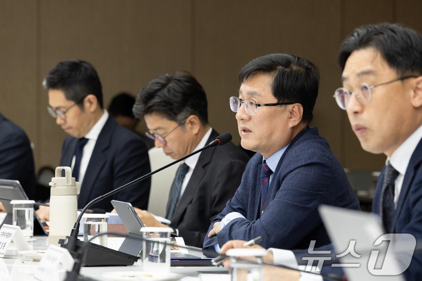 본문 이미지 - 김성환 기후에너지환경부 장관이 19일 서울 중구 대한상공회의소에서 배터리, ESS 등 관련 업계 및 유관 기관·학계와 함께 간담회를 갖고 차세대 ESS 기술 동향과 발전 전략을 논의하고 있다. (기후에너지환경부 제공. 재판매 및 DB 금지) 2026.5.19 ⓒ 뉴스1
