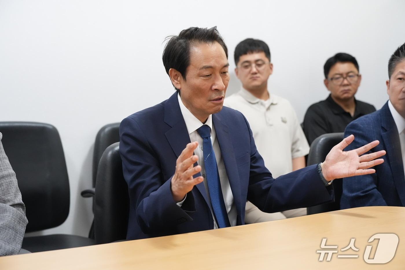 본문 이미지 - 강원지역 자영업·소상공인 정책제안서 전달.(우상호후보캠프 측 제공. 재판매 및 DB금지)/뉴스1