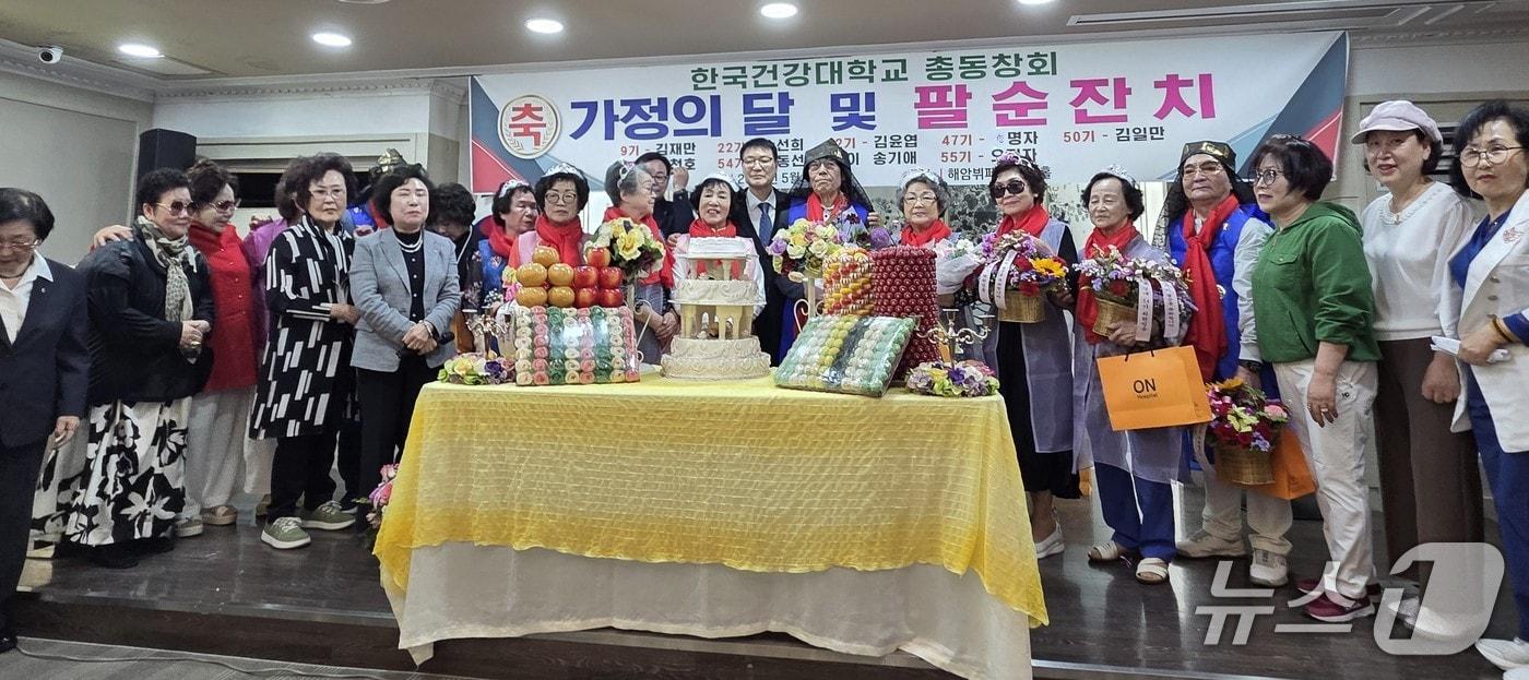 본문 이미지 - 19일 한국건강대학 이사회와 총동창회는 부산 연제구 거제동 해암뷔페&웨딩홀에서 '가정의 달 및 팔순 잔치'를 하고 있다. 2026.5.19/뉴스1 ⓒ News1 임순택 기자