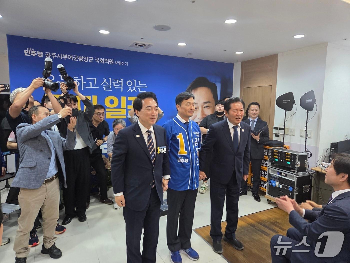 본문 이미지 - 정청래 더불어민주당 대표(오른쪽)와 김영빈 공주·부여·청양 보선 후보, 박수현 충남지사 후보가 김 후보의 선거사무소에서 지지자 등에게 인사를 하고 있다.2026.5.19/뉴스1