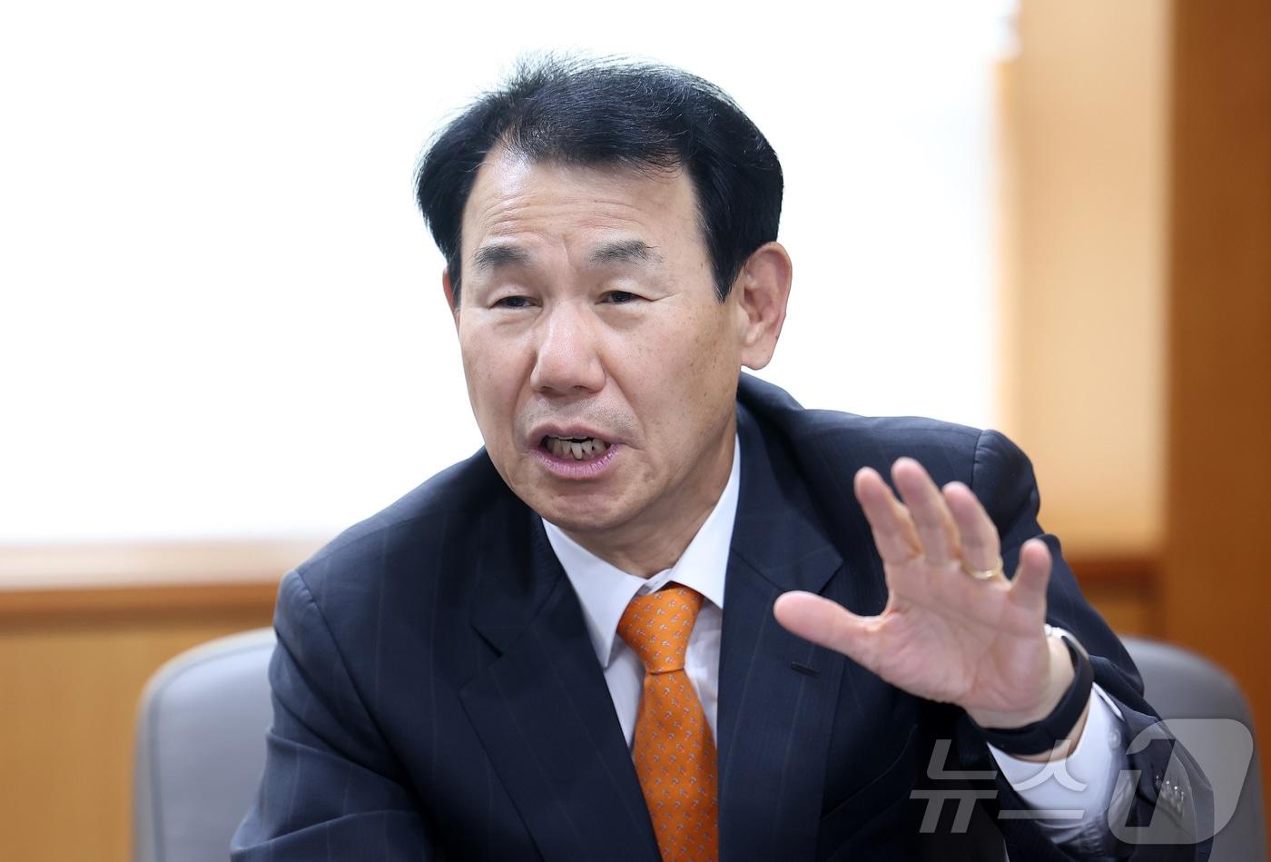 본문 이미지 - 정은보 한국거래소 이사장이 지난 19일 서울 영등포구 여의도 한국거래소에서 뉴스1과 인터뷰를 하고 있다. 그는 ""투자자들의 신뢰를 유지하기 위해 부실기업 퇴출, 중복상장 심사 강화, 공정거래 질서 확립 등의 노력을 하고 있다"고 말했다. ⓒ 뉴스1 김성진 기자