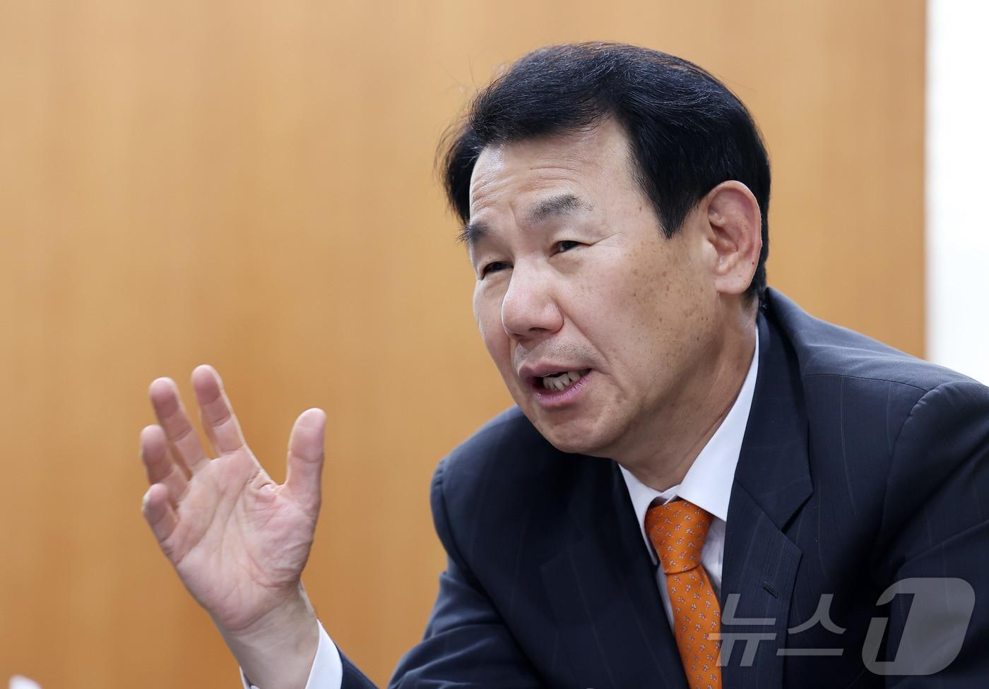 본문 이미지 - 정은보 한국거래소 이사장이 지난 19일 서울 영등포구 여의도 한국거래소에서 뉴스1과 인터뷰를 하고 있다. 그는 "현재 가계 자산 구성이 일본과 비슷한 방향성을 보이고 있는 한국도 약 20년 후에는 가계 자산에서 부동산과 금융자산의 구성 비율이 완전히 역전될 것"이라고 말했다.ⓒ 뉴스1 김성진 기자