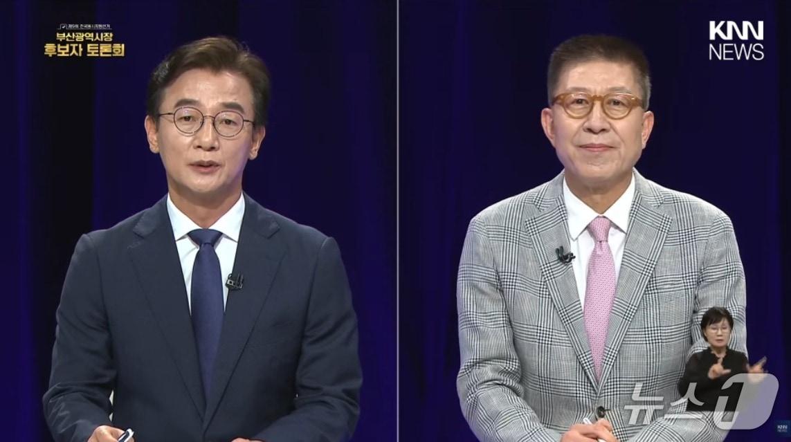 본문 이미지 - 다음 달 3일 부산시장 선거에 출마한 전재수 더불어민주당 후보(왼쪽)와 박형준 국민의힘 후보(오른쪽)가 19일 KNN에서 진행된 TV 토론에서 설전을 벌이고 있다. (KNN NEWS 유튜브 화면 캡처. 재판매 및 DB금지)