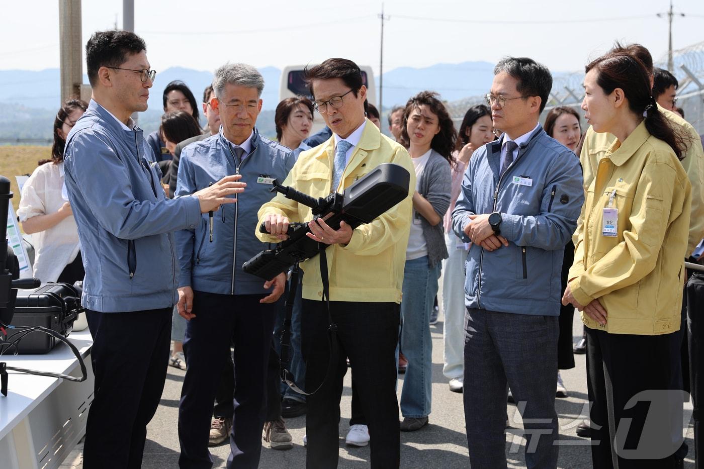본문 이미지 - 최원호 원자력안전위원회 위원장이 지난 5월 19일 울산 울주군 새울 원자력발전소에서 불법 드론 침투 시 대응 훈련과 새울 4호기 건설 현장을 점검하고 있다. (원자력안전위원회 제공. 재판매 및 DB금지) 2026.05.20 ⓒ 뉴스1