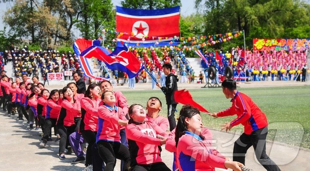 본문 이미지 - (평양 노동신문=뉴스1) = 북한 노동당 기관지 노동신문은 2일 "당 제9차 대회 결정을 높이 받들고 위대한 우리 국가의 융성 번영을 힘차게 앞당겨나가는 온 나라 전체 인민이 5.1절을 뜻깊게 맞이하였다＂고 보도했다. [국내에서만 사용가능. 재배포 금지. DB 금지. For Use Only in the Republic of Korea. Redistribution Prohibited] rodongphoto@news1.kr